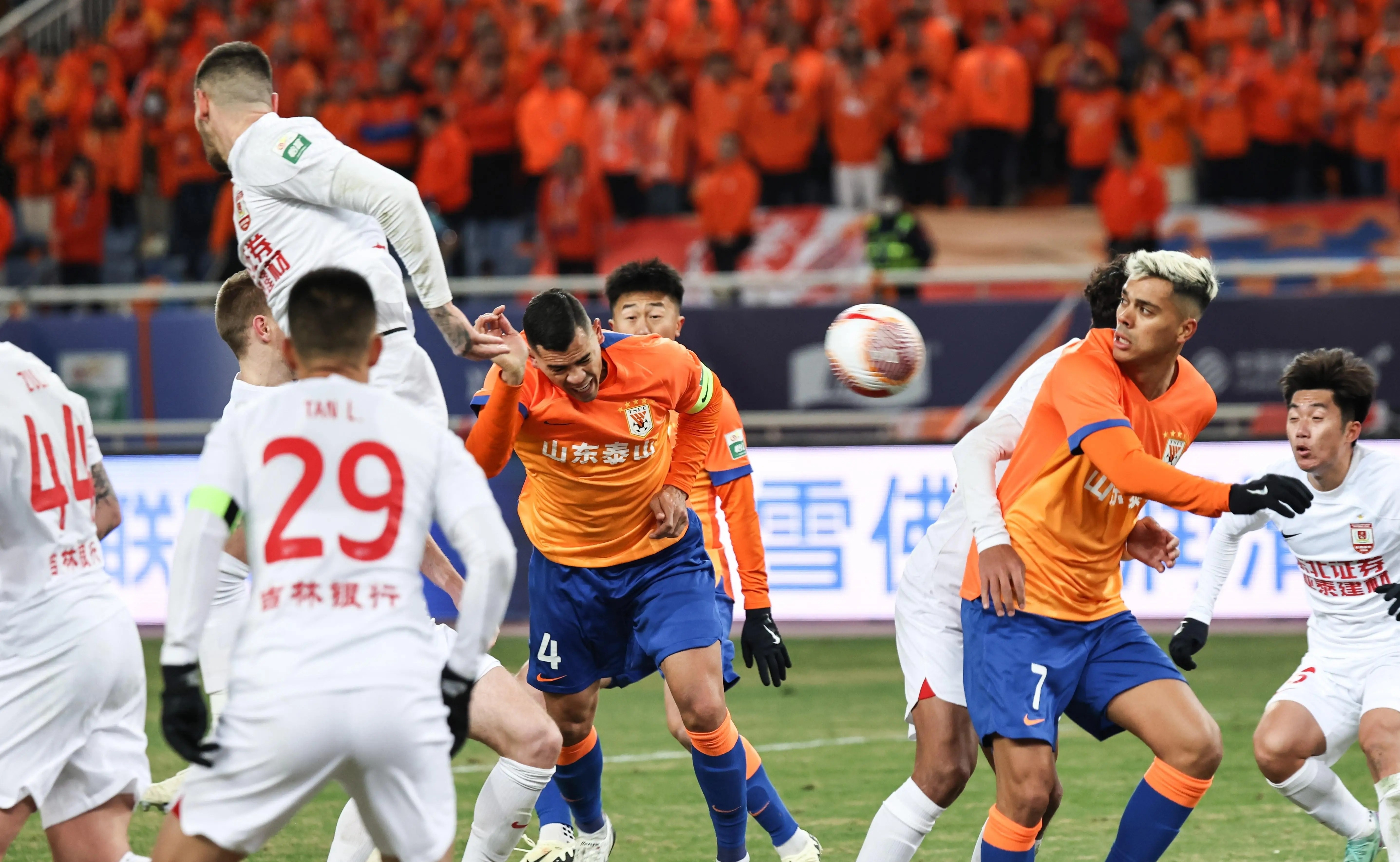 南宫电竞社区-关于赛前亚冠焦点战；菲尼克斯太阳刷新队史纪录；气氛紧张；阵容厚度经受考验的信息