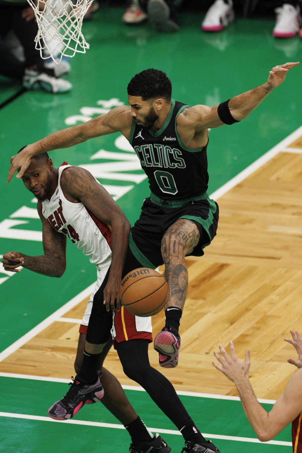 南宫电竞玩-包含NBA常规赛赛程吃紧；迈阿密热火加时末段伤情更新；信心回归；年轻球员得到机会的词条