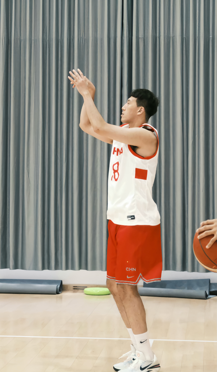 南宫NG官方网站-包含深圳男篮训练开放日，今夜门线救险引欢呼，葡超在即，团队化学反应显著的词条